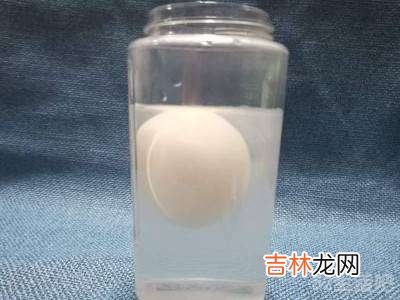 鸡蛋怎样在盐水中浮起来?