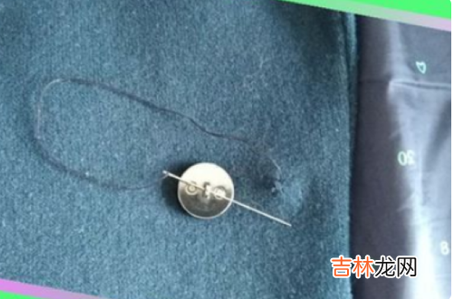 纽扣怎么缝在衣服上