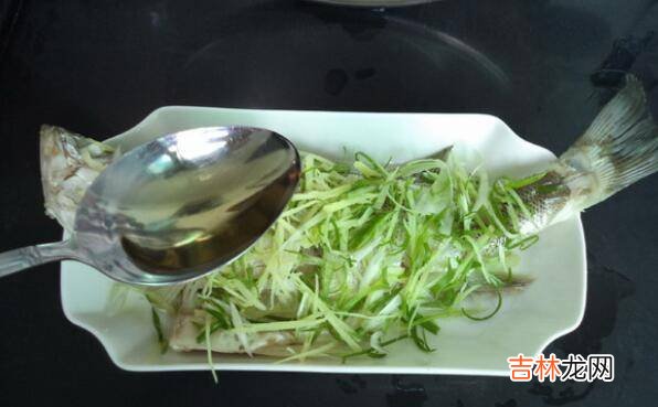 清蒸鲈鱼的做法 最正宗的做法