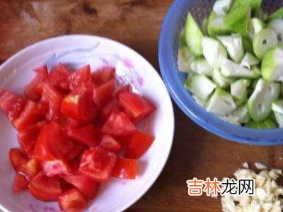 丝瓜炒西红柿怎么做好吃?