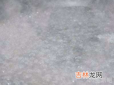 在清水里怎样做荷包蛋才不散?