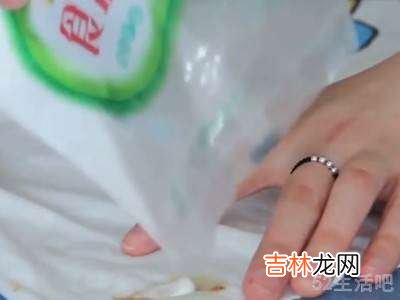 油怎么洗掉衣服上?