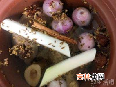 越南生牛肉河粉怎么吃?