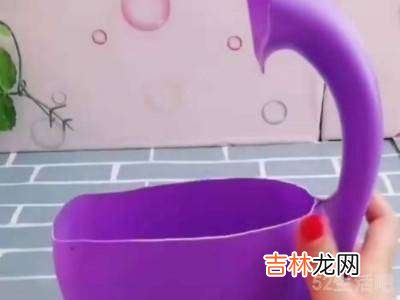 用洗衣液瓶制作花瓶怎么剪?