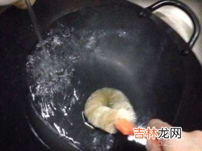 铁锅开锅后中间发黑怎么补救?