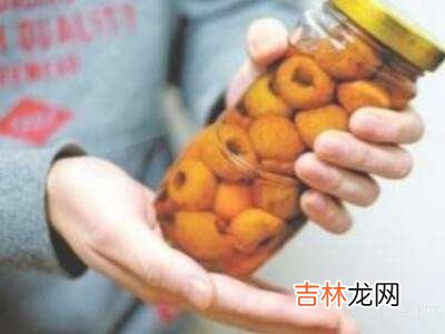 如何拧开很紧的罐头盖子?