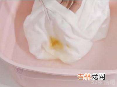 校服油渍久了怎么洗掉?