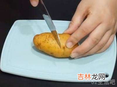 白色牛仔裤上的污渍怎么去除?