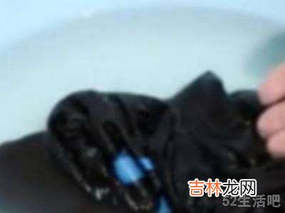 白衣服染上火锅底料怎么处理?