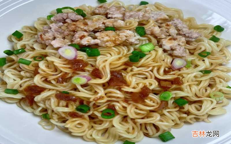 抹茶巧克力夹心饼干,口感酥脆,夹心细腻丝滑,让人回味无穷。
