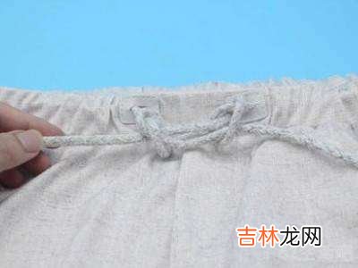 运动裤上的绳子怎么系?