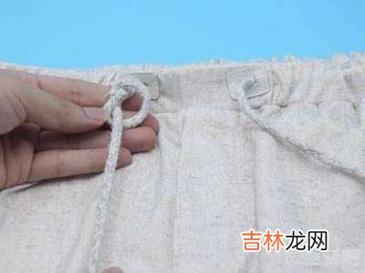 运动裤上的绳子怎么系?