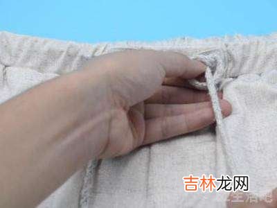 运动裤上的绳子怎么系?
