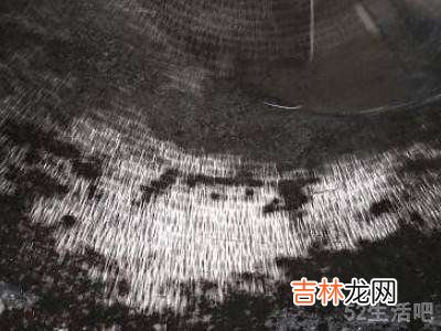 铁锅怎么清洗锅内的污垢?
