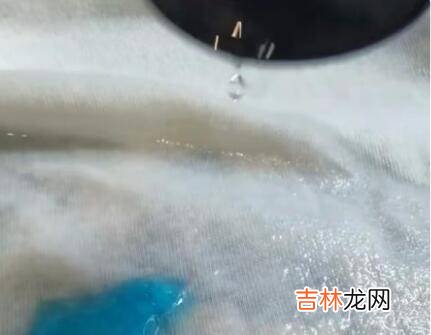 水晶泥弄到毛绒被单上怎么办