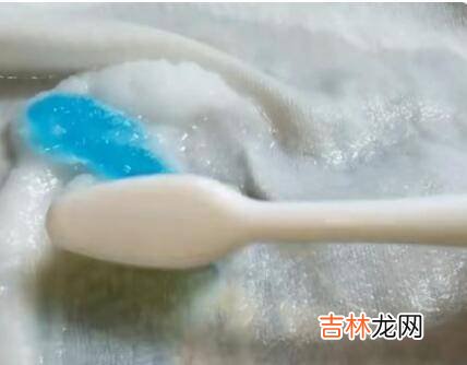 水晶泥弄到毛绒被单上怎么办