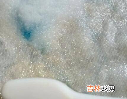 水晶泥弄到毛绒被单上怎么办