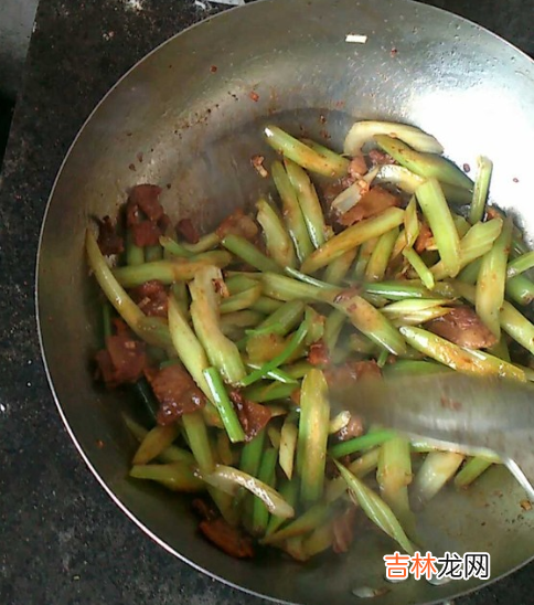湖南芹莱炒肉怎么做的