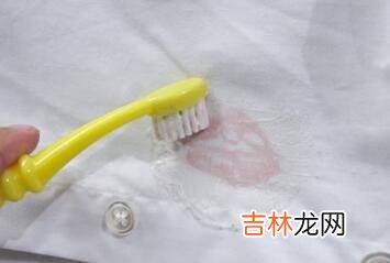 黑墨水弄到衣服上怎么洗掉