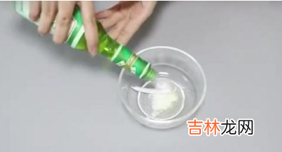 膏药弄床单上怎么洗掉