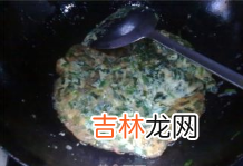 鸡蛋炒韭菜怎么才能煎成一块