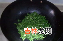 鸡蛋炒韭菜怎么才能煎成一块