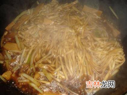 炒碱面怎么不粘锅