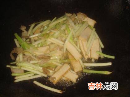 炒碱面怎么不粘锅