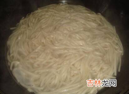 炒碱面怎么不粘锅