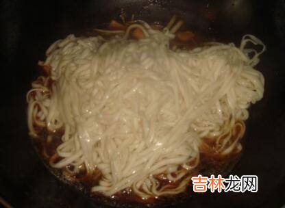 炒碱面怎么不粘锅