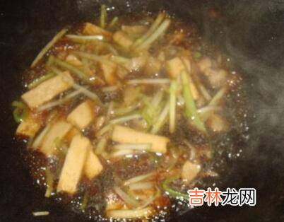 炒碱面怎么不粘锅