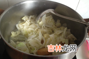 白菜炒鱼豆腐怎么做