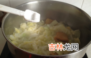 白菜炒鱼豆腐怎么做