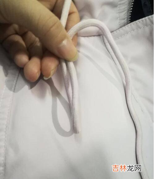 怎么系卫衣上的带子