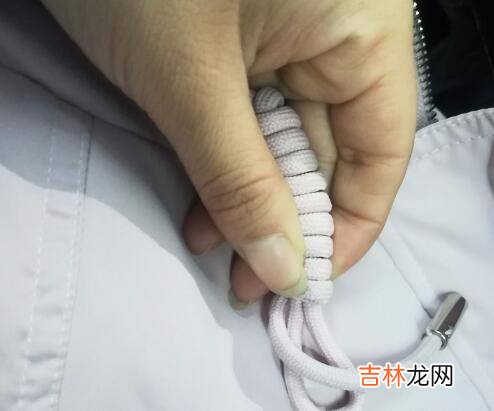 怎么系卫衣上的带子