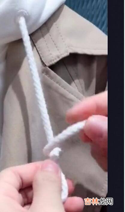 怎么系卫衣上的带子