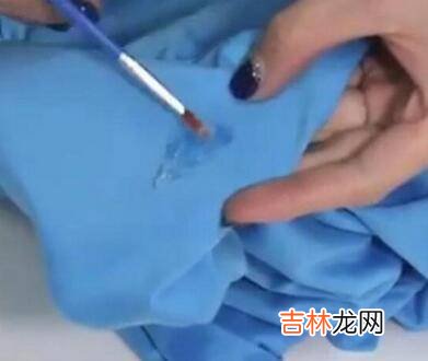 瓷白玻璃胶粘到裤子怎么清除