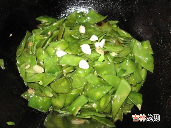 炒梅豆角需要过水吗