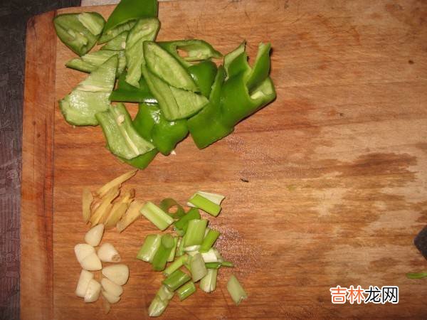 炒梅豆角需要过水吗
