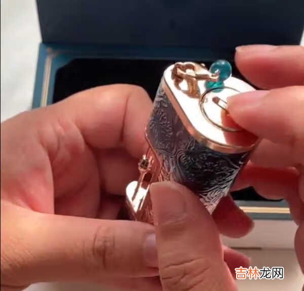 花西子同心锁口红怎么安装在锁里_花西子同心锁口红怎样拆卸