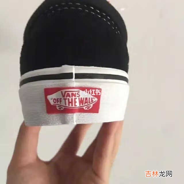 今天给大家分享一下Vans经典款 Vans 最为经典的鞋款莫过于 old skool