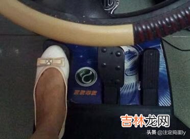 如何使用汽车模拟器（汽车模拟器怎么在电脑上用)