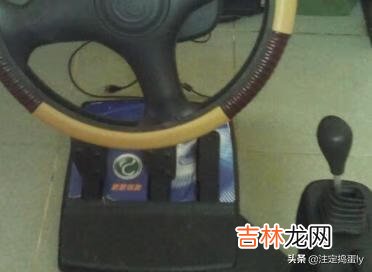 如何使用汽车模拟器（汽车模拟器怎么在电脑上用)