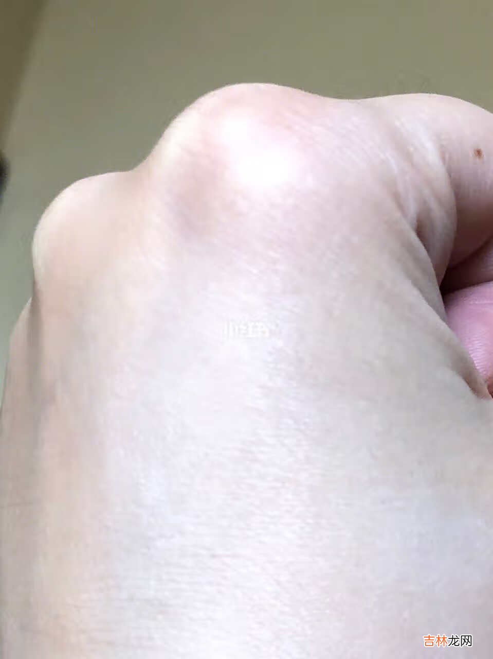 雅倩 正庄真珠美容膏 一时怀旧买了,味道跟小时候完全不一样了,但是还是类似的味道。