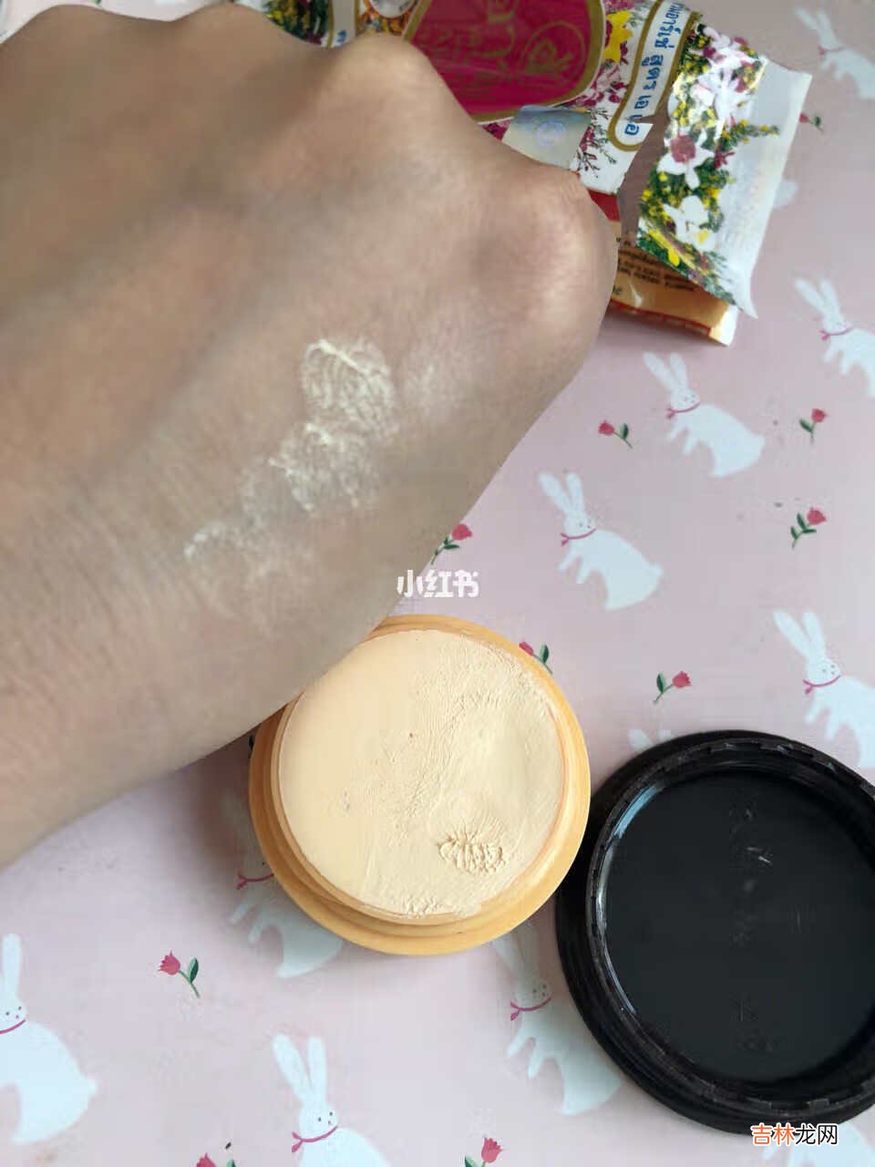雅倩 正庄真珠美容膏 一时怀旧买了,味道跟小时候完全不一样了,但是还是类似的味道。