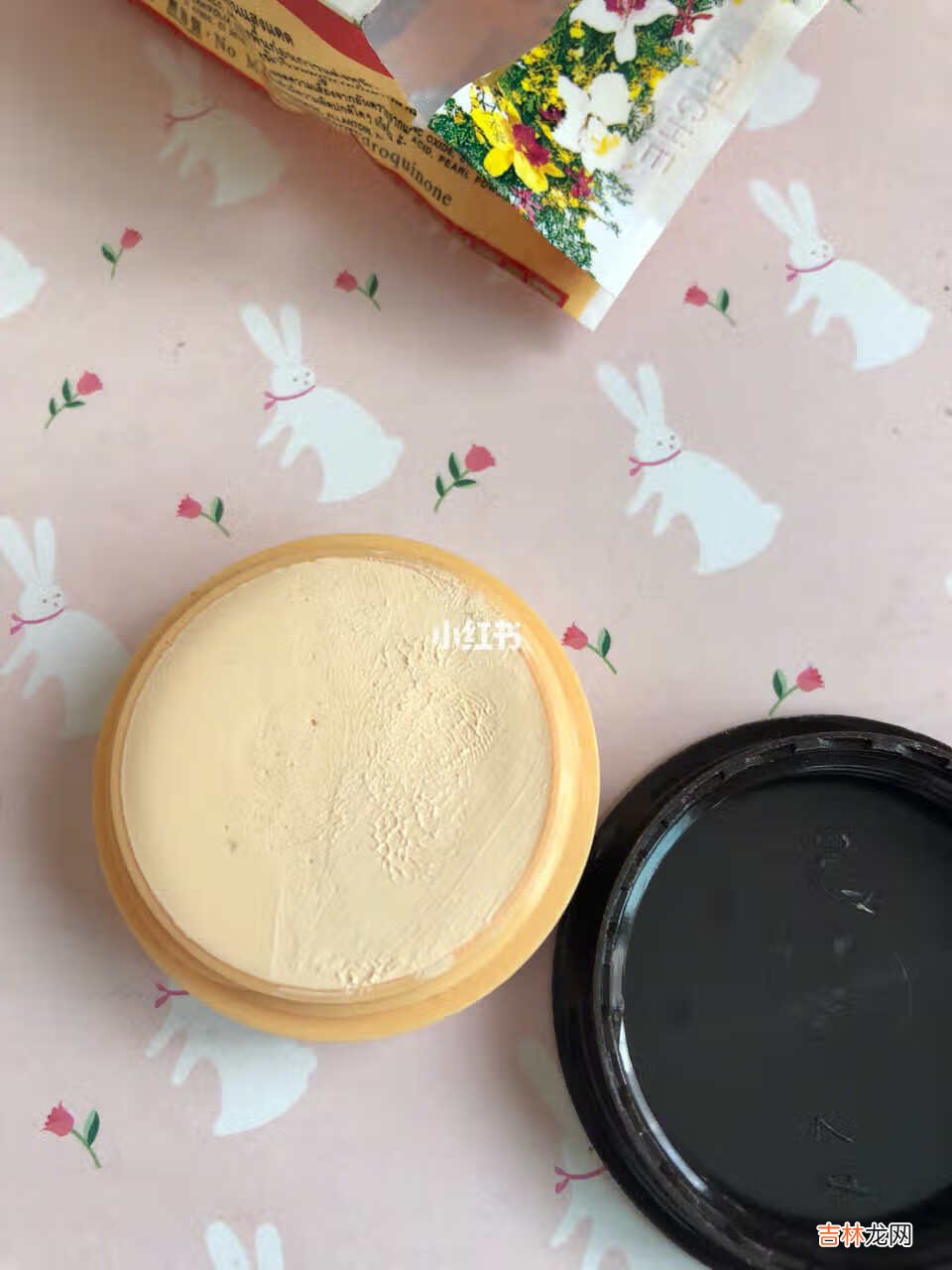 雅倩 正庄真珠美容膏 一时怀旧买了,味道跟小时候完全不一样了,但是还是类似的味道。