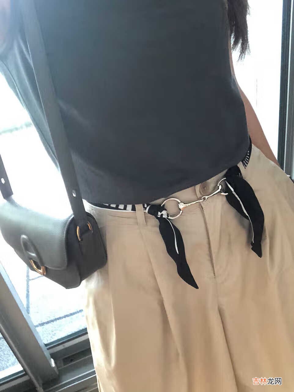 分享一下爱马仕的丝巾扣，这款算是很实用的，可以用来绑twilly，也可以绑丝巾。