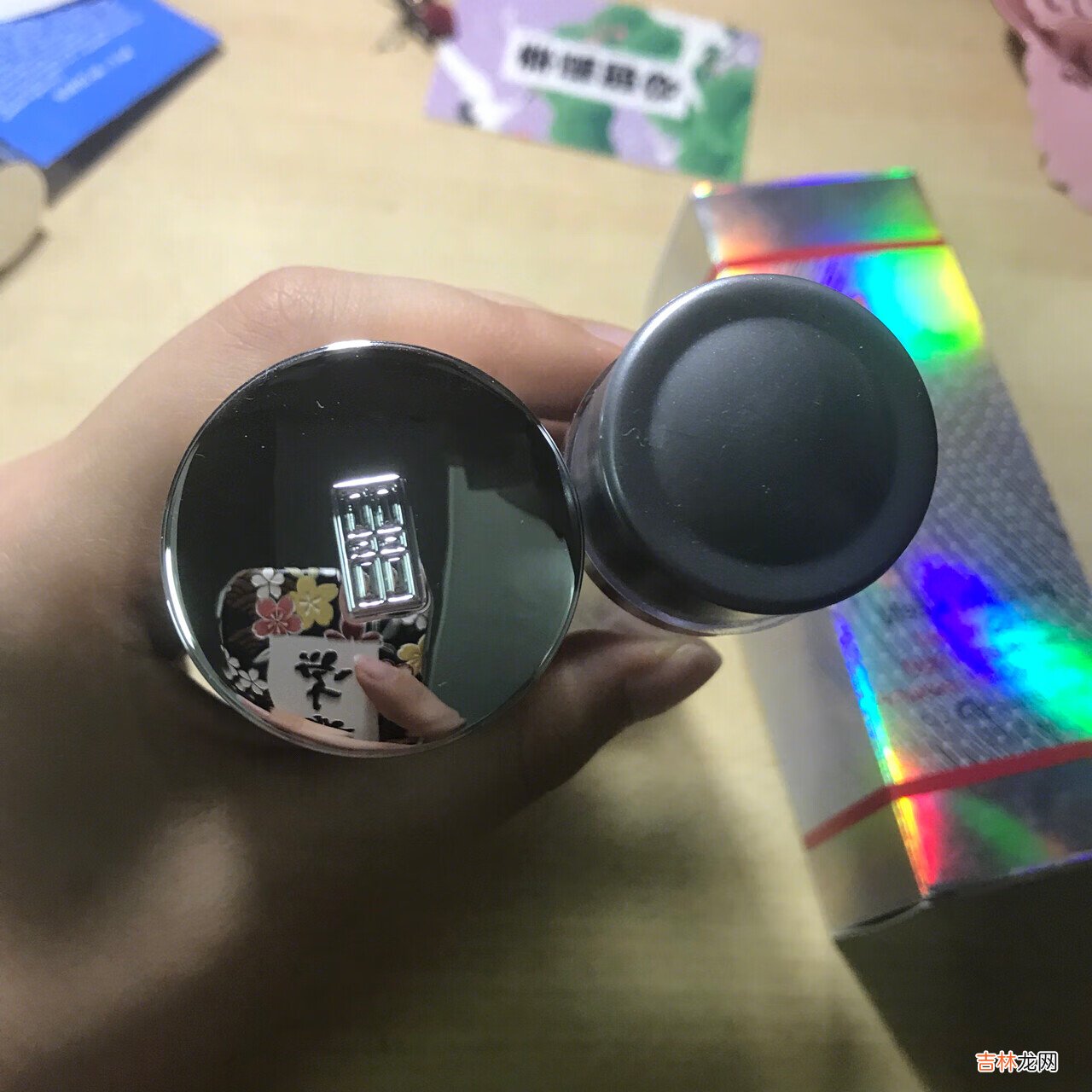 伊丽莎白雅顿银胶白手套 这是我第一瓶正式的美白精华 之前乱七八糟用过一些开价的