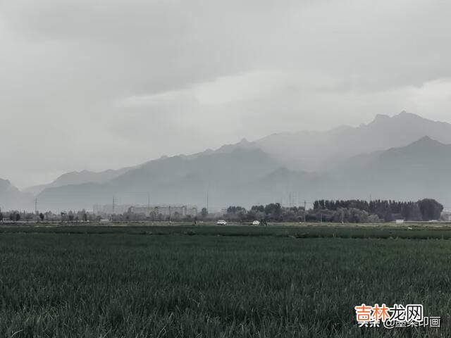 用手机后期怎么样把地面修成水面（如何把地面p成水面)