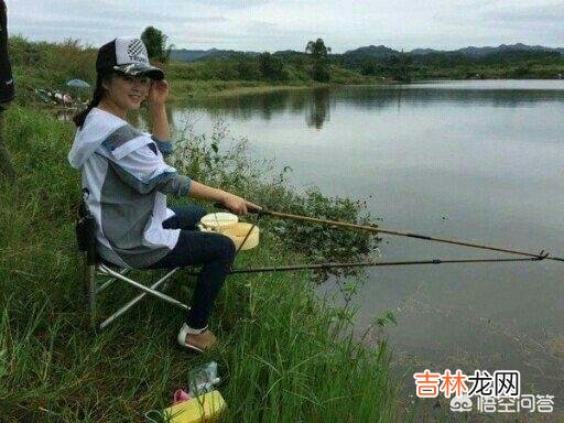 长满底层水草的河怎么钓鱼(野河水草太多怎么钓鱼)